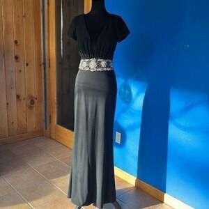 Femme Black Embellished Waist V Neck Short Sleeve Gown Formal Evening Size 6